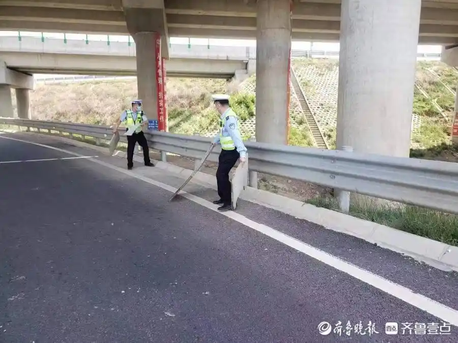 高速交警_高速公路抛洒物清理_高速交警路面巡逻